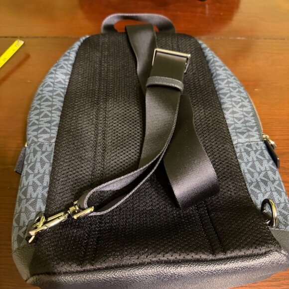 MICHAEL KORS Cooper Logo Sling Pack - Picture 4 of 4